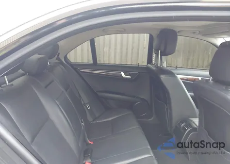 2013 Mercedes-Benz C 300 Luxury 4Matic z USA, uszkodzony, nr VIN WDDGF8AB1DR282958